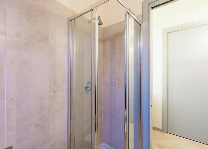 Host4u - Tresanda In Center